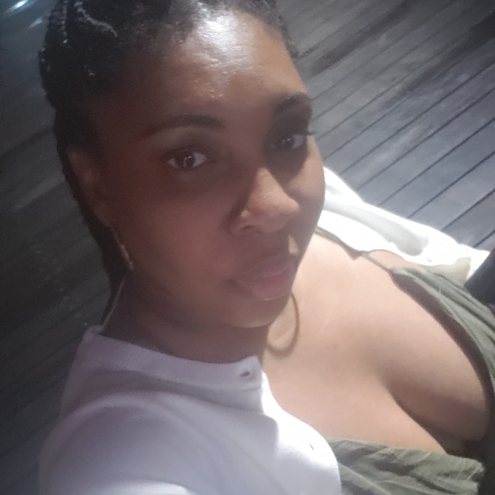 Meet your Posher, Moni